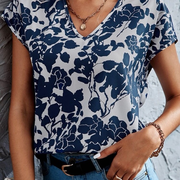 All Over Floral Print V Neck Blouse *NEW* - Picture 4 of 6